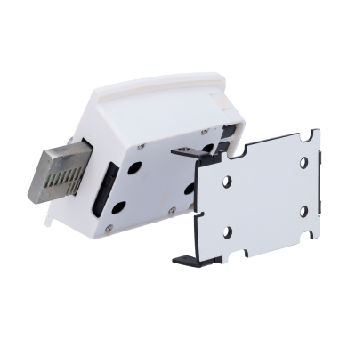 Dispositivo eletrónico branco com conector metálico e placa destacada