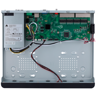 Componentes eletrónicos internos de um dispositivo aberto mostrando fonte de alimentação, placa de circuito e cabos