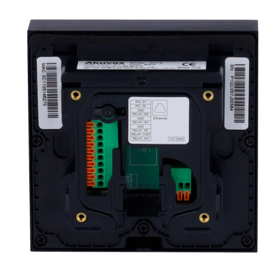 Painel frontal preto de dispositivo eletrônico com conector Ethernet e etiquetas técnicas