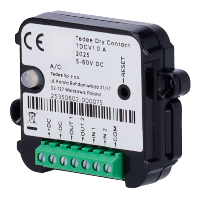 Dispositivo elétrico Tedee Dry Contact preto com conector verde e etiqueta branca com texto.