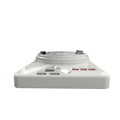 Equipamento branco com botões verdes e vermelhos e tampa circular com fechos metálicos.