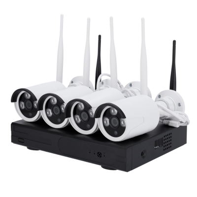 Conjunto de quatro câmaras de segurança brancas com antenas sobre equipamento negro