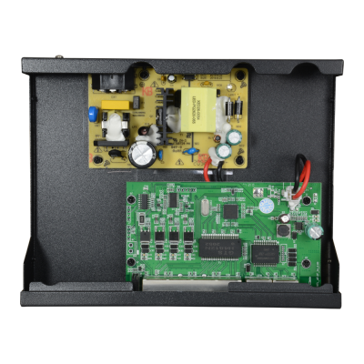 Dispositivo eletrónico aberto mostrando placas de circuito impresso amarelas e verdes com componentes.