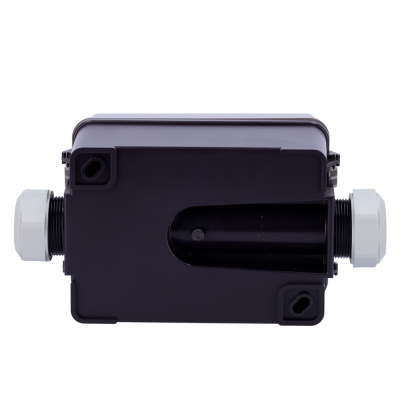 Caixa preta com tampas brancas nas extremidades e furos para fixação