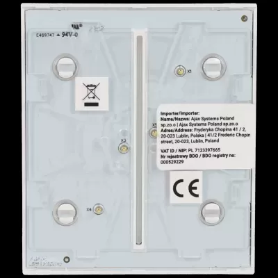 Painel de montagem branco com componentes metálicos e etiquetas