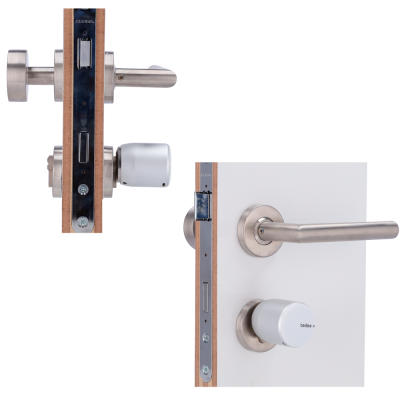 Fechadura e maçaneta metálica prateada em porta branca com botão tedee