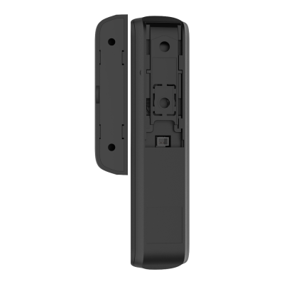 Telecomando preto com tampa traseira removida em fundo branco