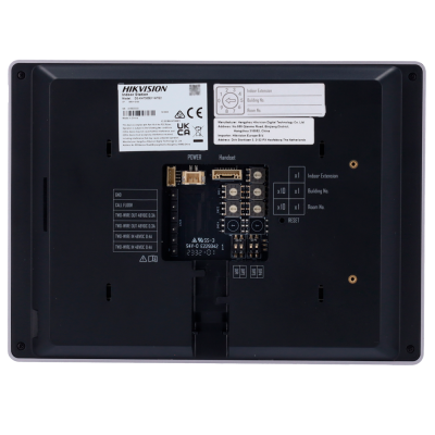 Parte traseira de dispositivo eletrônico preto com etiquetas brancas e conectores
