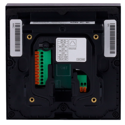 Peça eletrónica preta com conectores e etiquetas de código de barras
