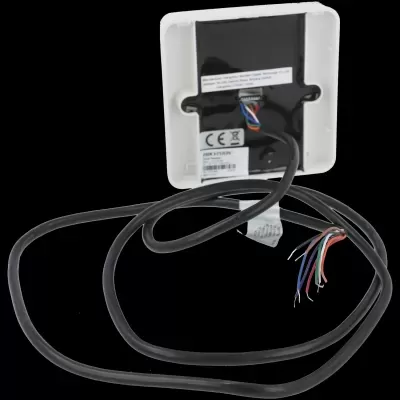 Dispositivo eletrônico branco com cabo preto e fios coloridos expostos