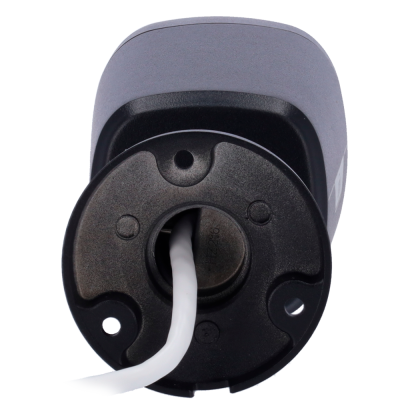 Câmera de videovigilância cinza escuro e preto com cabo branco