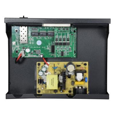 Placa eletrónica verde e amarela numa caixa preta com componentes electrónicos visíveis