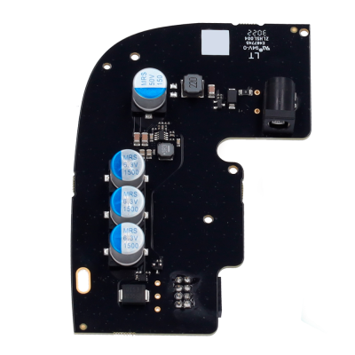Placa eletrónica preta com condensadores azuis e conetor de energia