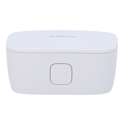 Caixa branca com botão quadrado e texto eodee na tampa