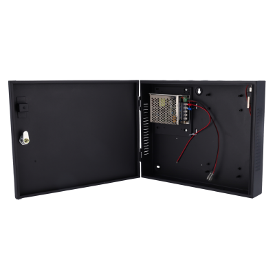 Caixa metálica preta aberta com alimentação elétrica e fios vermelhos internos