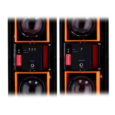 Dispositivos eletrónicos pretos com lentes esféricas e moldura laranja, etiquetados RECEIVER e TRANSMITTER, com interruptores DIP vermelhos.