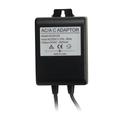 Adaptador AC preto com etiqueta branca e cabos pretos