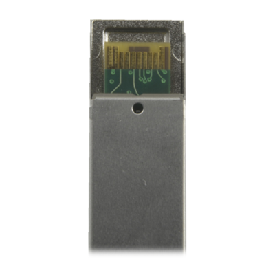 Flash drive retangular prateado com conector USB e circuito visível