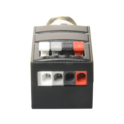 Conector eletrónico preto com terminais coloridos