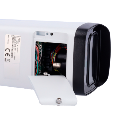 Câmara de videovigilância branca com lente preta e compartimento aberto