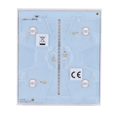 Prato plástico translúcido quadrado com etiquetas e parafusos.