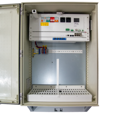 Painel elétrico branco com interruptores e tomadas dentro de caixa branca