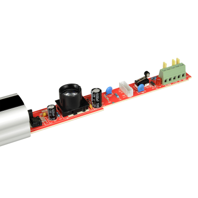 Placa eletrónica vermelha com componentes e corpo cilíndrico prateado