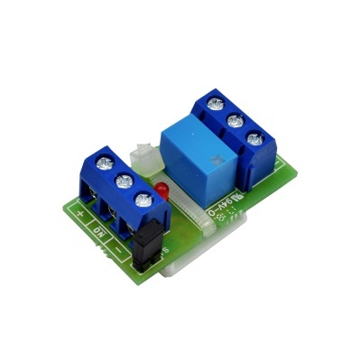 Placa eletrónica com conectores azuis, caixa azul e LED vermelho