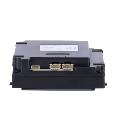 Módulo eletrônico preto com conectores brancos e etiquetas com texto