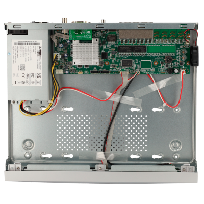 Interior de dispositivo eletrónico aberto com placa de circuito e fios