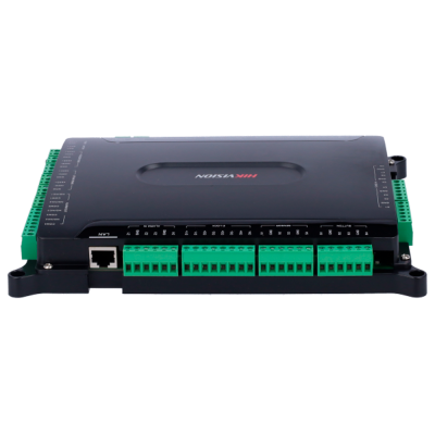 Controlador electrónico preto com ligações verdes e porta LAN HIKVISION