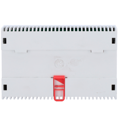 Peça eletrónica branca com suporte vermelho