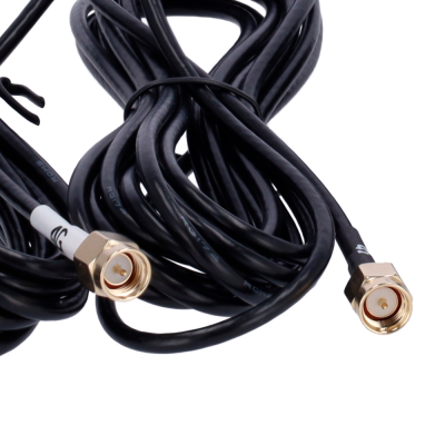 Cabo coaxial preto com conectores metálicos dourados