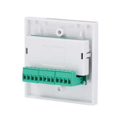 Peça eletrónica branca com conector verde de oito entradas em fundo cinzento.