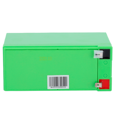 Bateria verde retangular com código de barras e terminais positivos e negativos