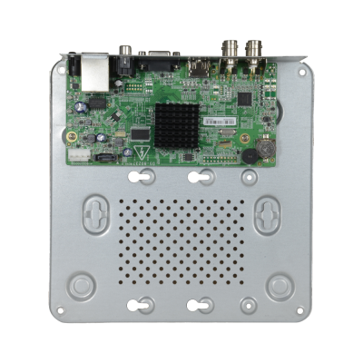 Placa eletrónica verde com componentes e placa de metal prateada ventilada