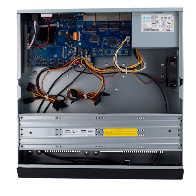 Interior de caixa de servidor com motherboard azul, cabos coloridos, fonte de alimentação cinzenta Delta e ventoinha preta