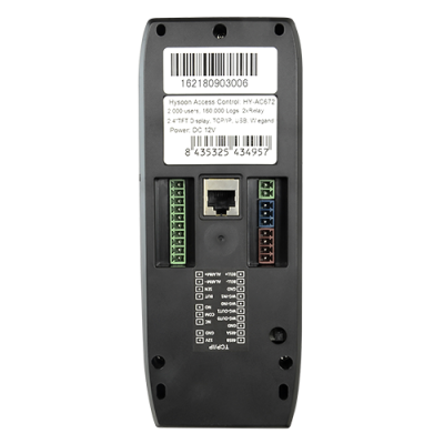 Dispositivo eletrónico preto com etiquetas, conexões elétricas e porta Ethernet