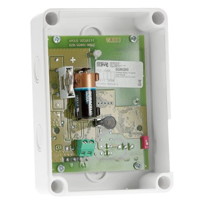 Placa eletrónica com pilha Duracell dentro de caixa branca de plástico