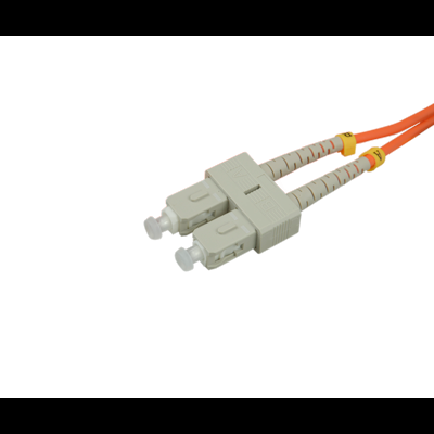 Cabo de fibra ótica laranja com conectores duplos brancos e etiquetas amarelas