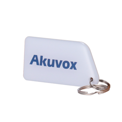 Chaveiro branco retangular com texto azul Akuvox e argola metálica