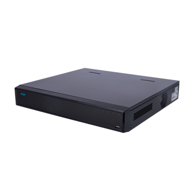 Equipamento eletrónico retangular preto com orifícios de ventilação e porta USB