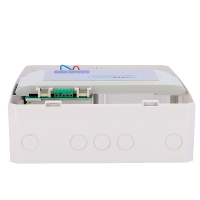 Caixa plástica branca com tampa aberta mostrando placa verde e fios azuis e vermelhos