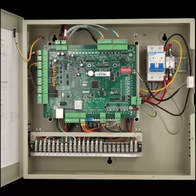 Painel elétrico aberto com placa eletrónica verde e disjuntor CHINT