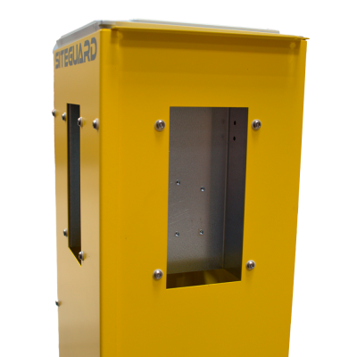 Estrutura metálica amarela com orifícios quadrados e parafusos visíveis