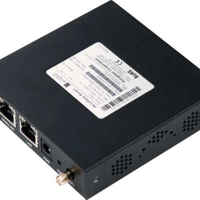 Dispositivo eletrónico preto retangular com portas Ethernet e conectores coaxiais