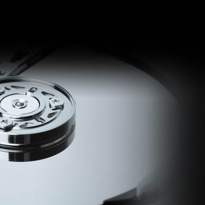 Interior de disco rígido com prato metálico e braço de leitura