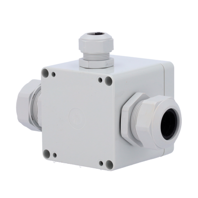 Caixa de passagem elétrica quadrada branca com entradas e prensa-cabos.