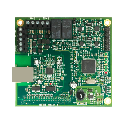 Placa eletrónica verde com componentes eletrónicos e texto S723 ISSUE 01