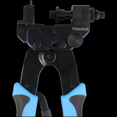 Alicate preto com punhos azuis e texto Patented